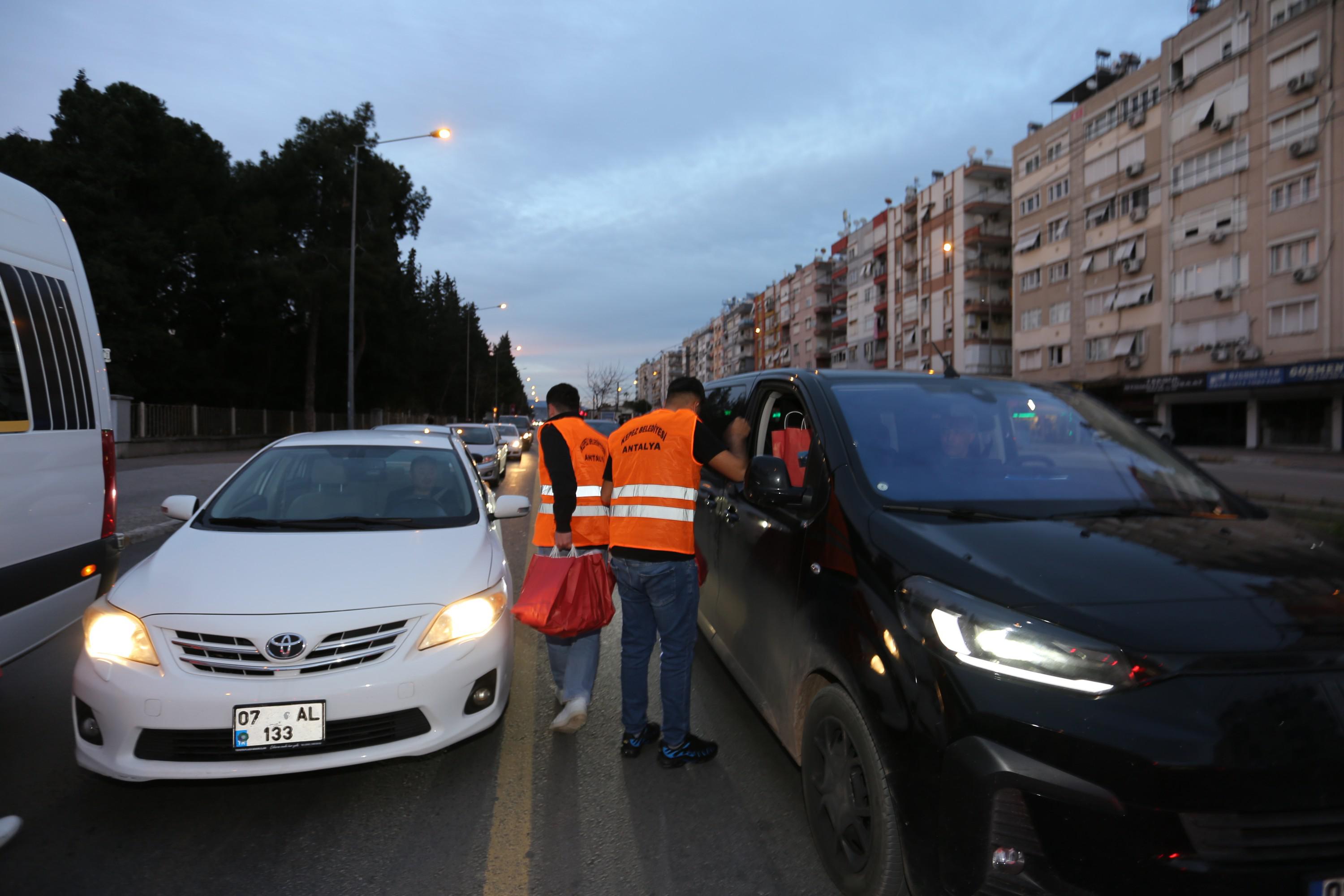 Kepezden Trafikteki Vatandaslara Iftariyelik Ikrami 4