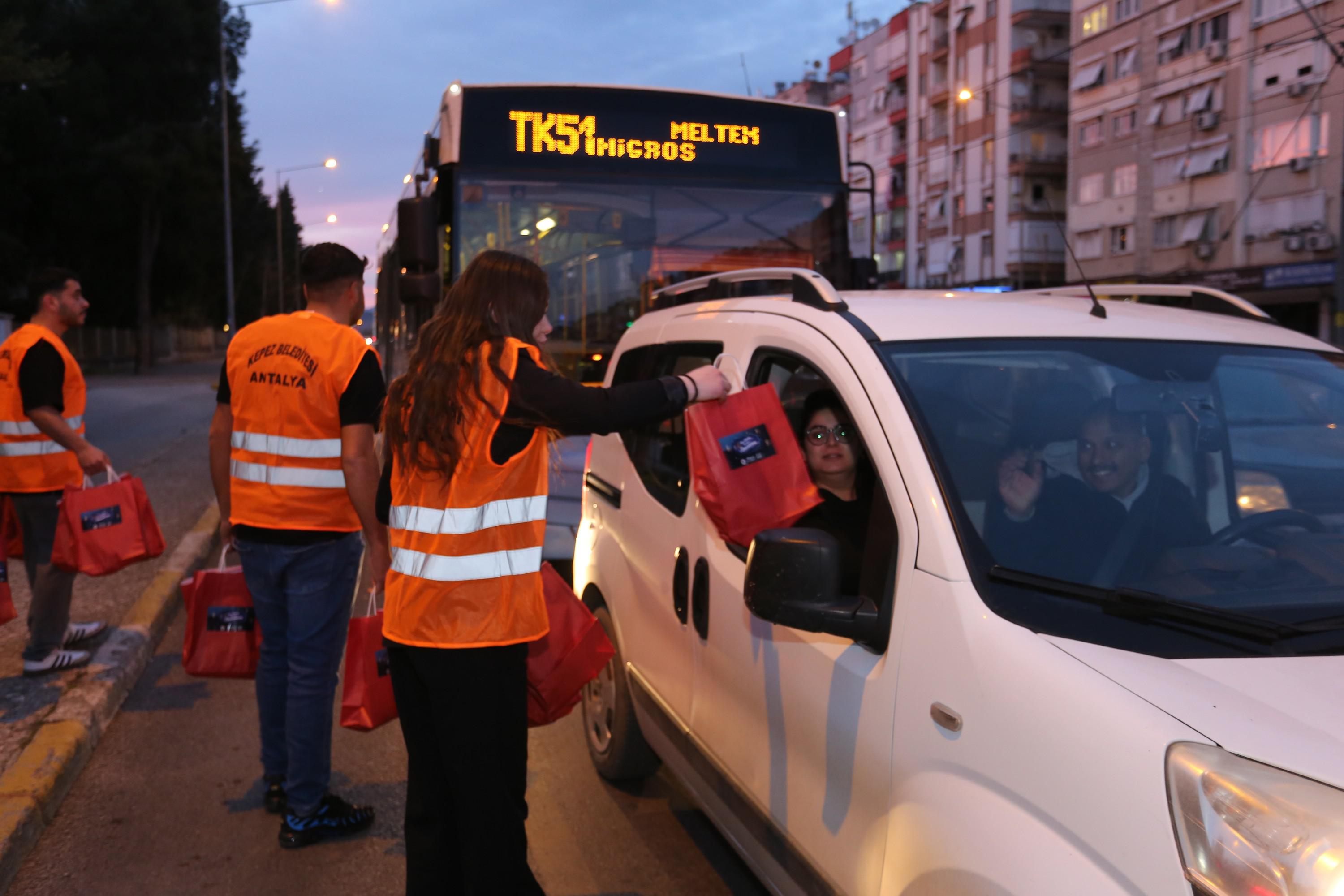 Kepezden Trafikteki Vatandaslara Iftariyelik Ikrami 6