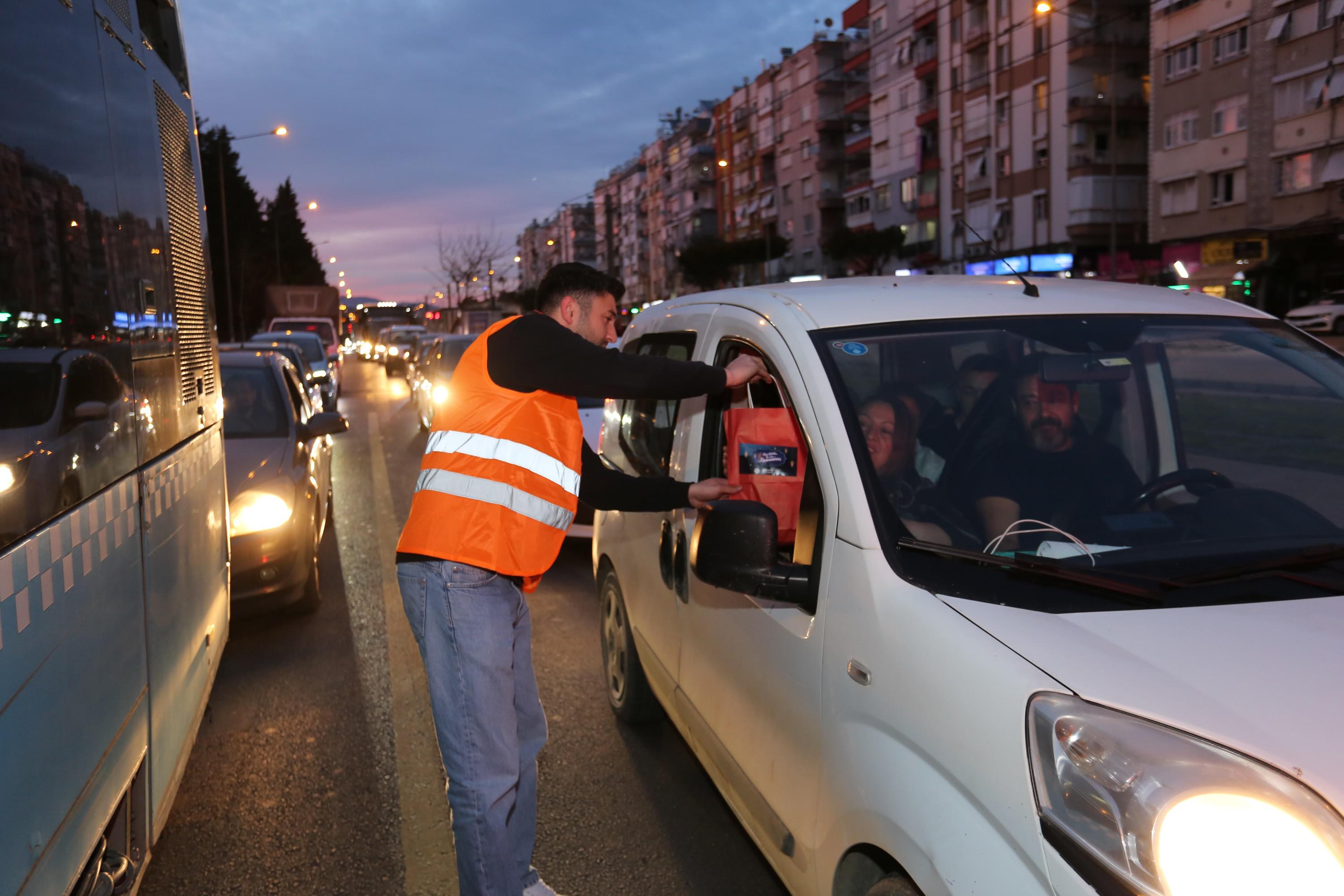 Kepezden Trafikteki Vatandaslara Iftariyelik Ikrami 9