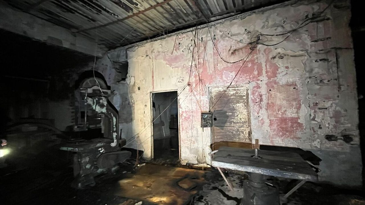 Adanada Mobilya Atolyesinde Cika