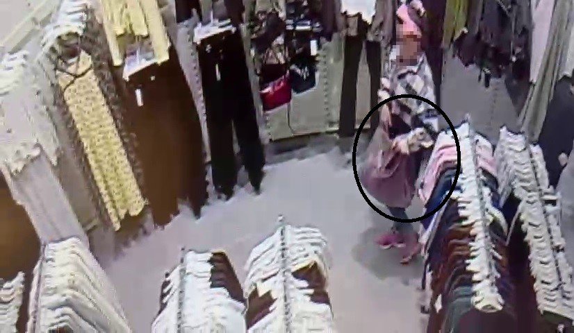 AVM'de Çocuğunun Yanında Hırsızlık Yapan Kadın Kamerada