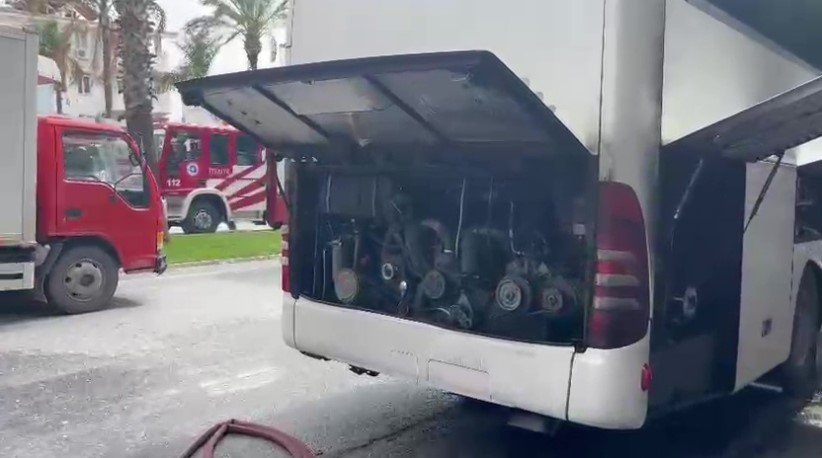 Antalya Manavgat'ta Otobüs Yangını: Büyümeden Söndürüldü
