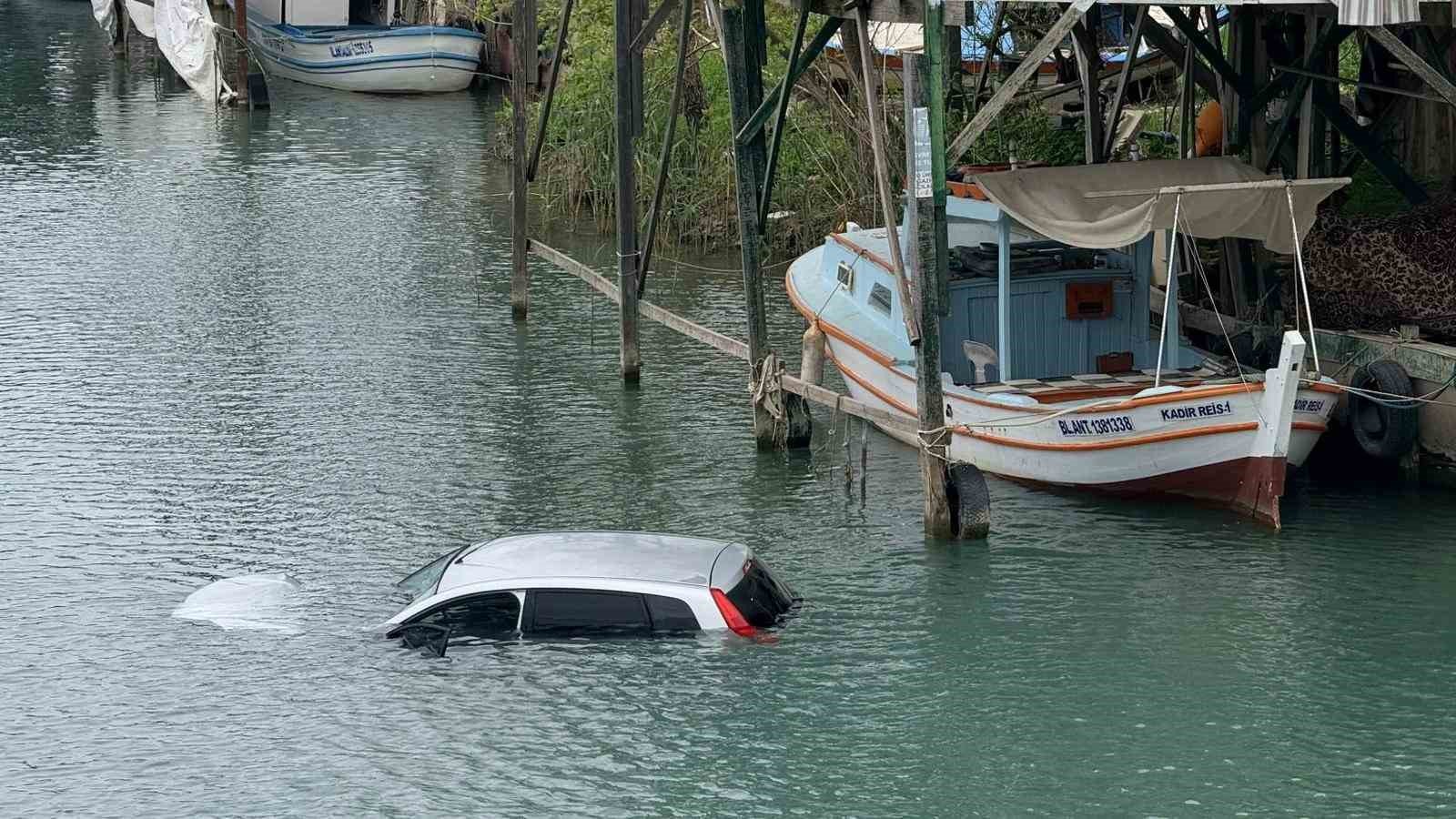 Kontrolden Çıkan Otomobil Irmağa Uçtu