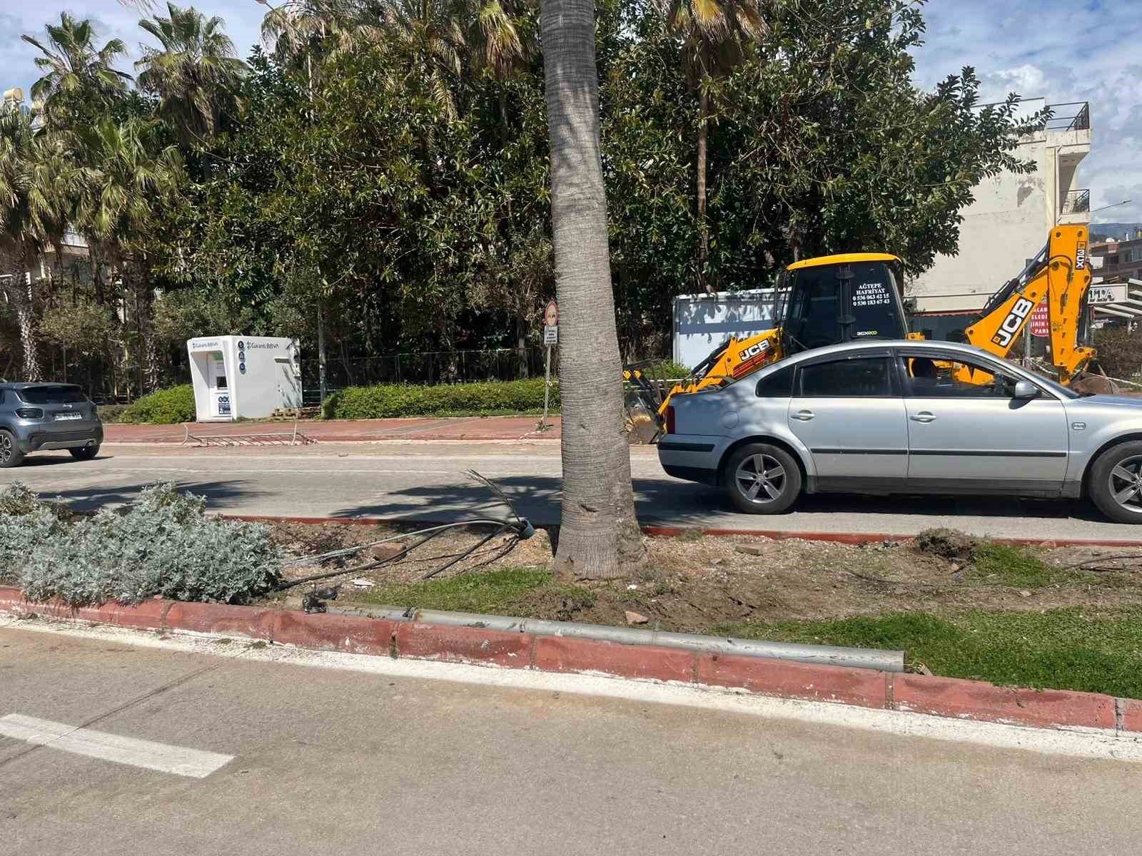 Antalya'da otomobil elektrik direğine çarptı: 2 yaralı