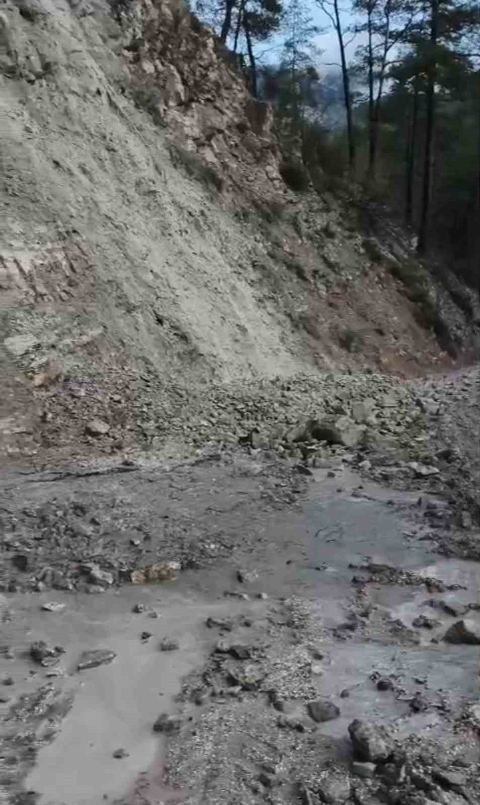 Kumluca'da Heyelan Şoku! Muhtar Yetkililere Seslendi