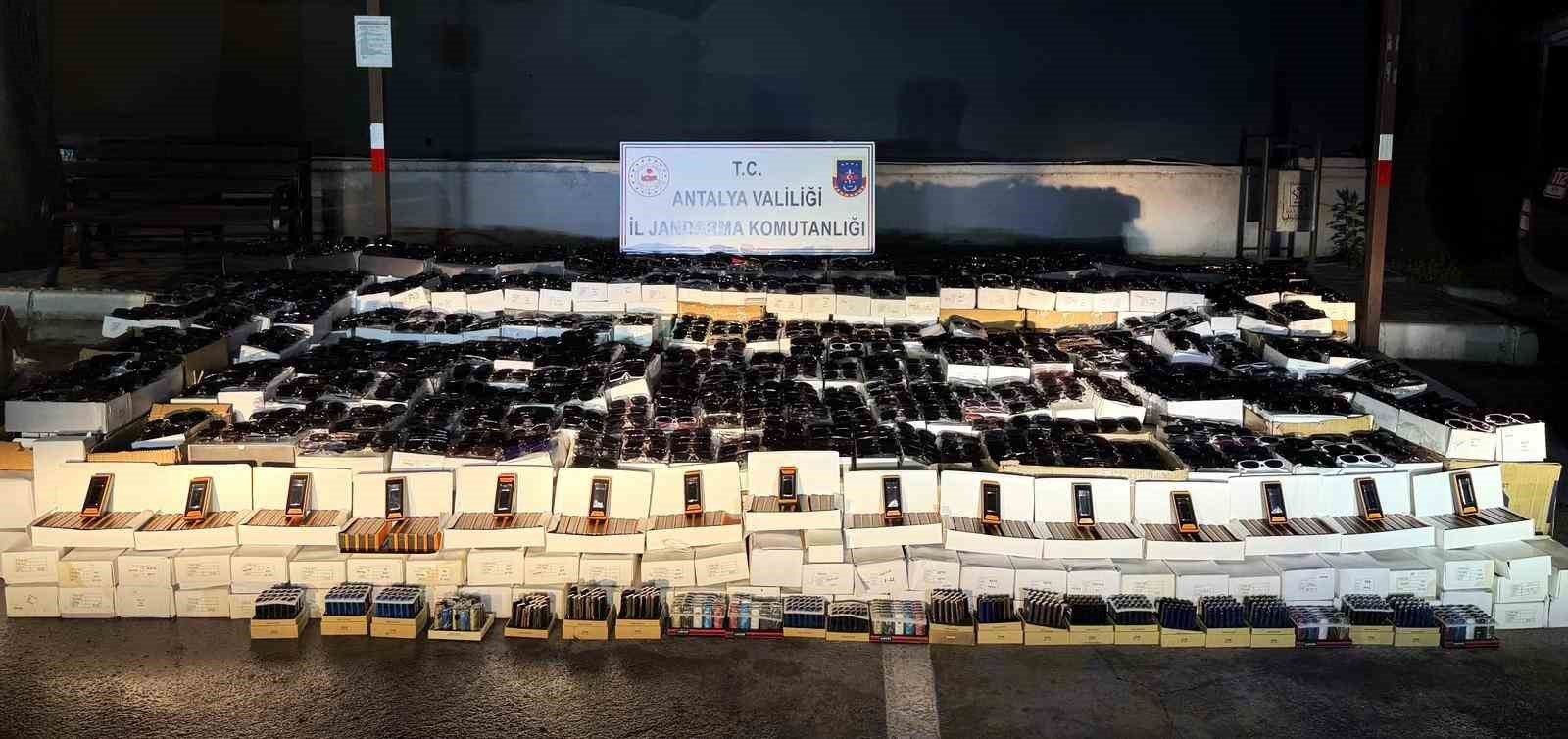 Manavgat'ta 25,5 milyonluk kaçak ürün operasyonu