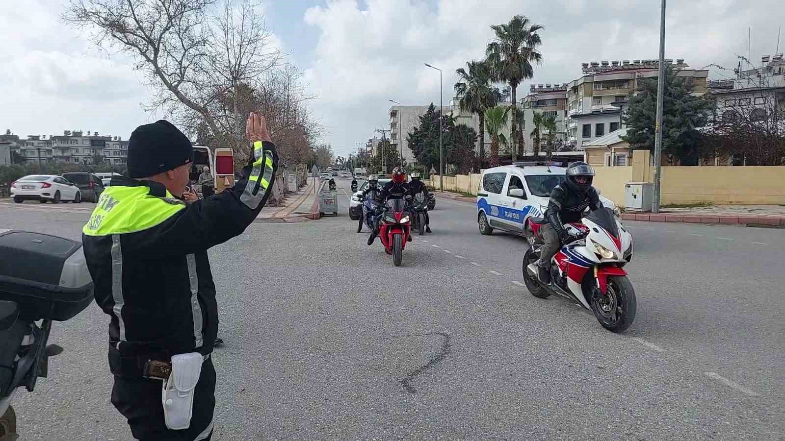 Emekli Olan Polise Motosikletlerle Sürpriz