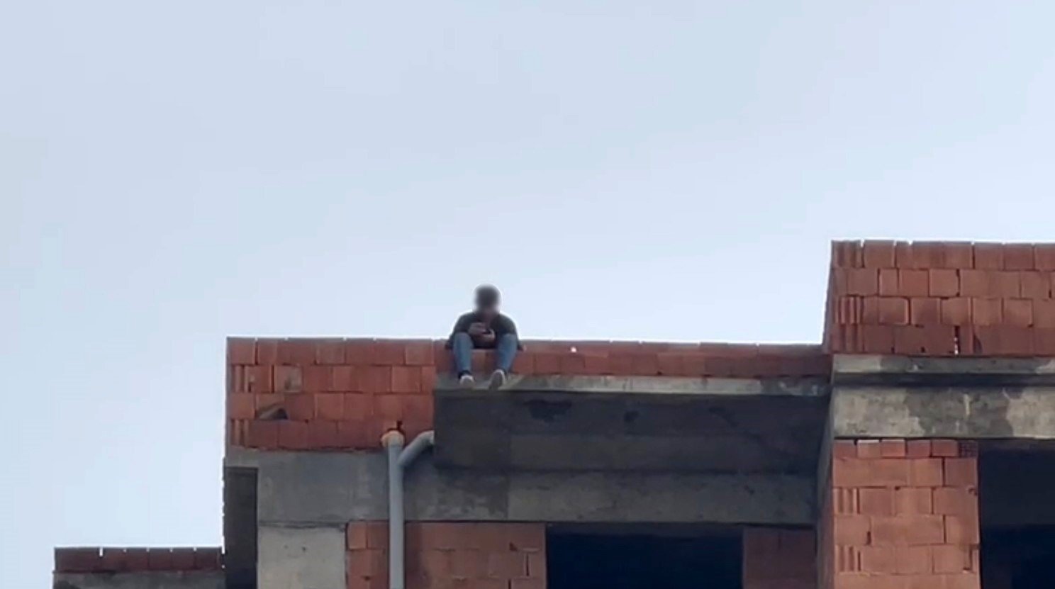 Eşi Telefonu Açmadı Diye 9 Katlı Çatıya Çıktı