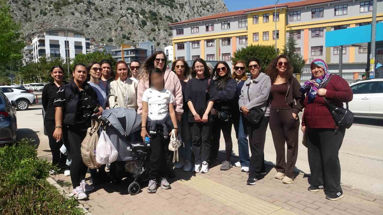 Antalya'da Okul Karıştı: Öğretmene Veli Kalkanı