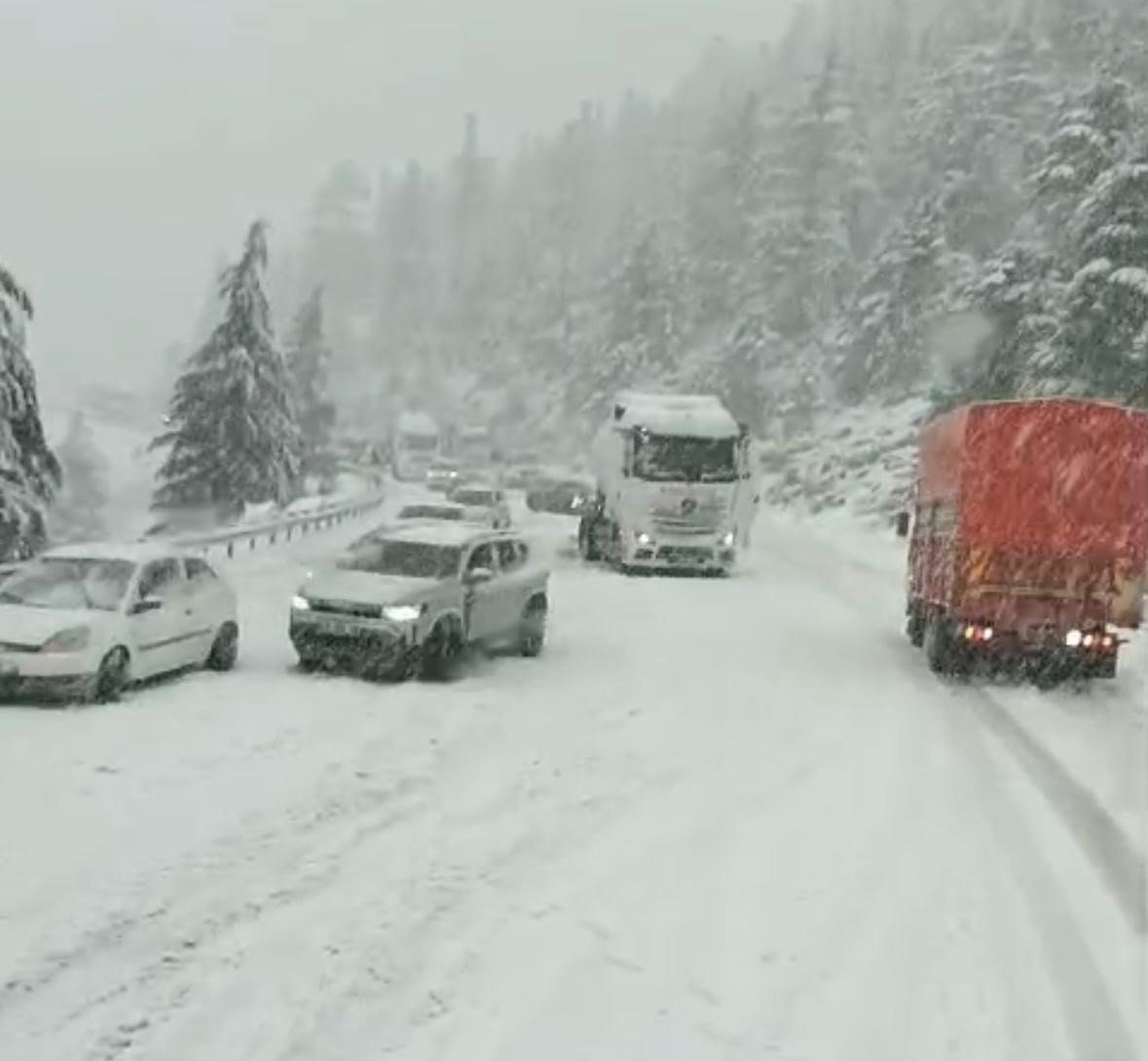 Alacabel'de nisan ayında kar sürprizi, sürücüler zor anlar yaşadı