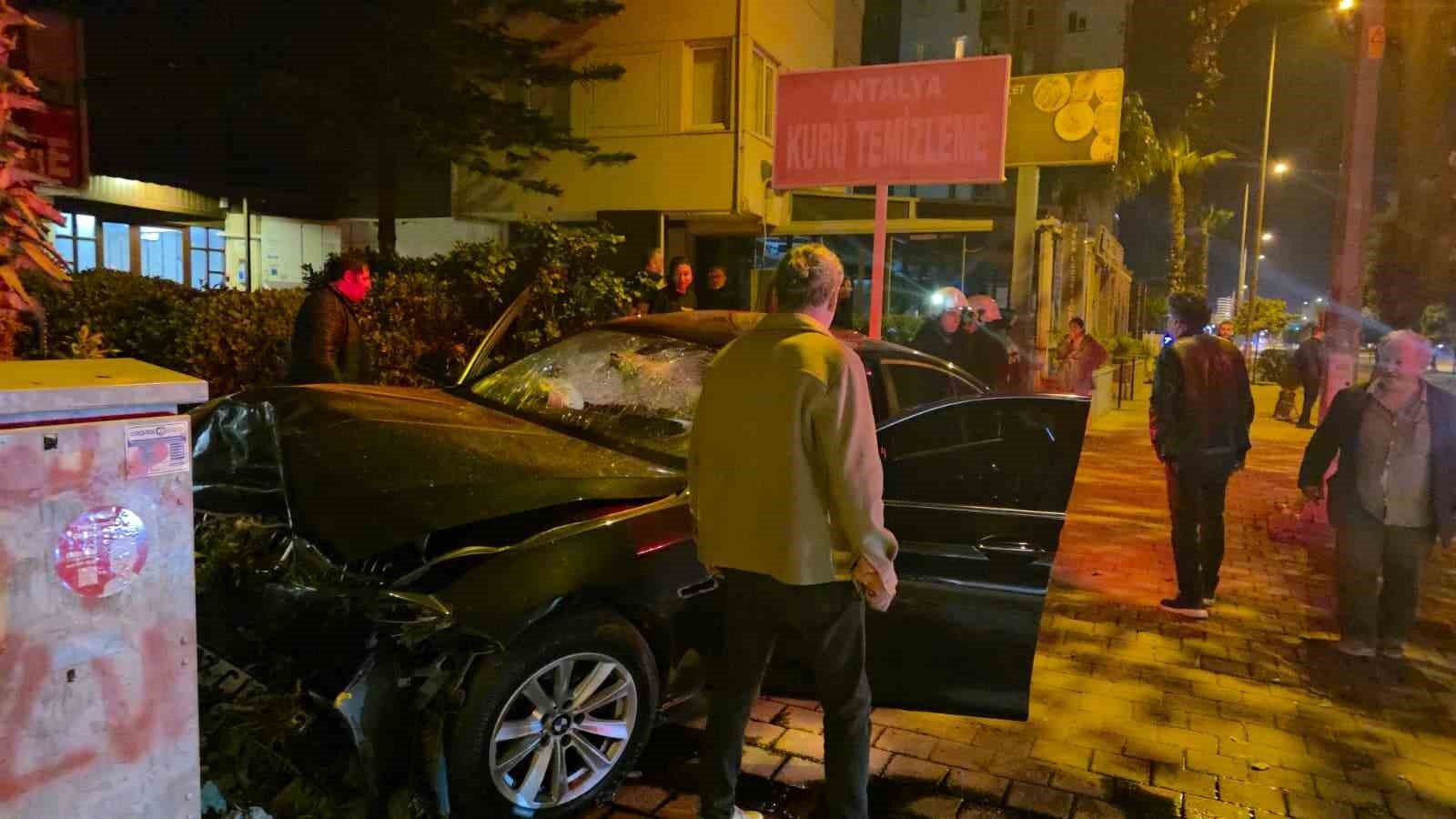 Antalya'da Kontrolden Çıkan Lüks Otomobil Duvara Çarptı: 1 Ölü