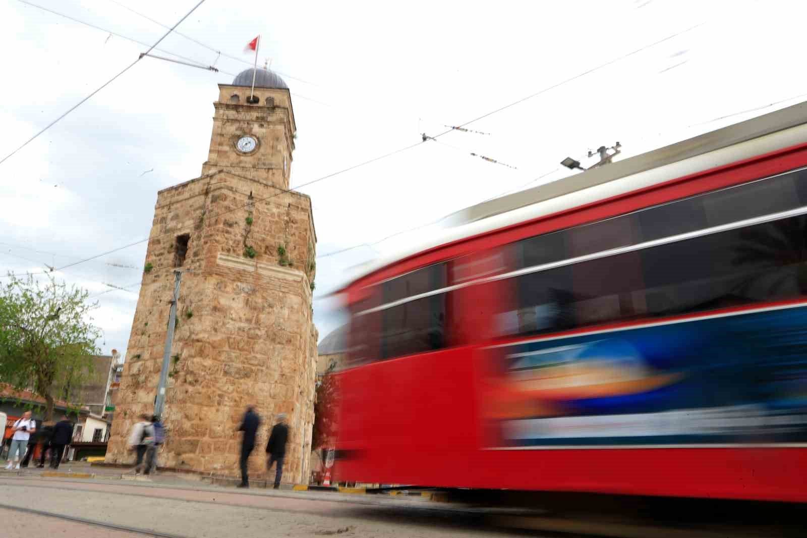 Antalya'da tarihi Saat Kulesi'nde zaman bir kez daha durdu