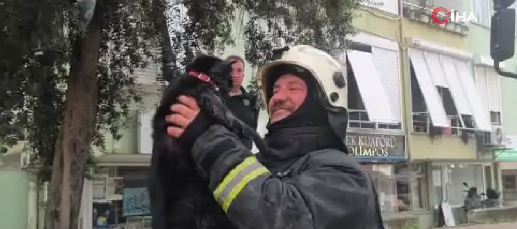 İtfaiyeciden Kediye Hayat Öpücüğü