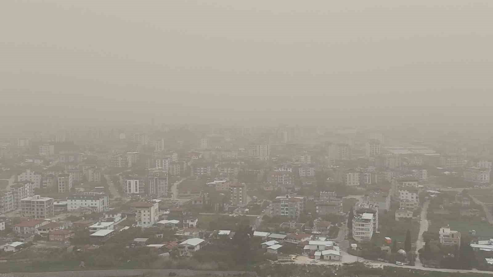 Libya'dan gelen çöl tozu Hatay'ı yuttu