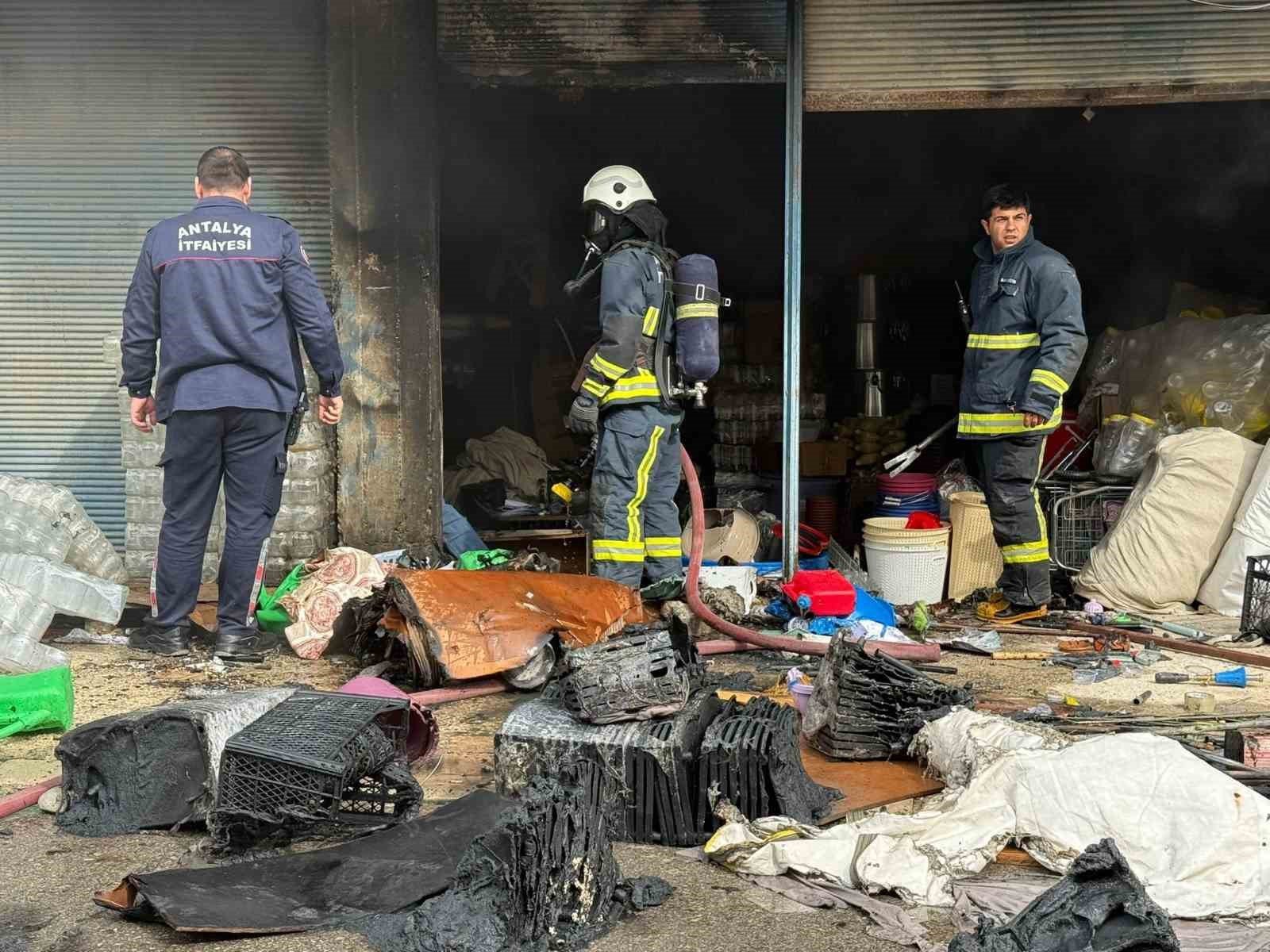 Antalya'da depoda yangın