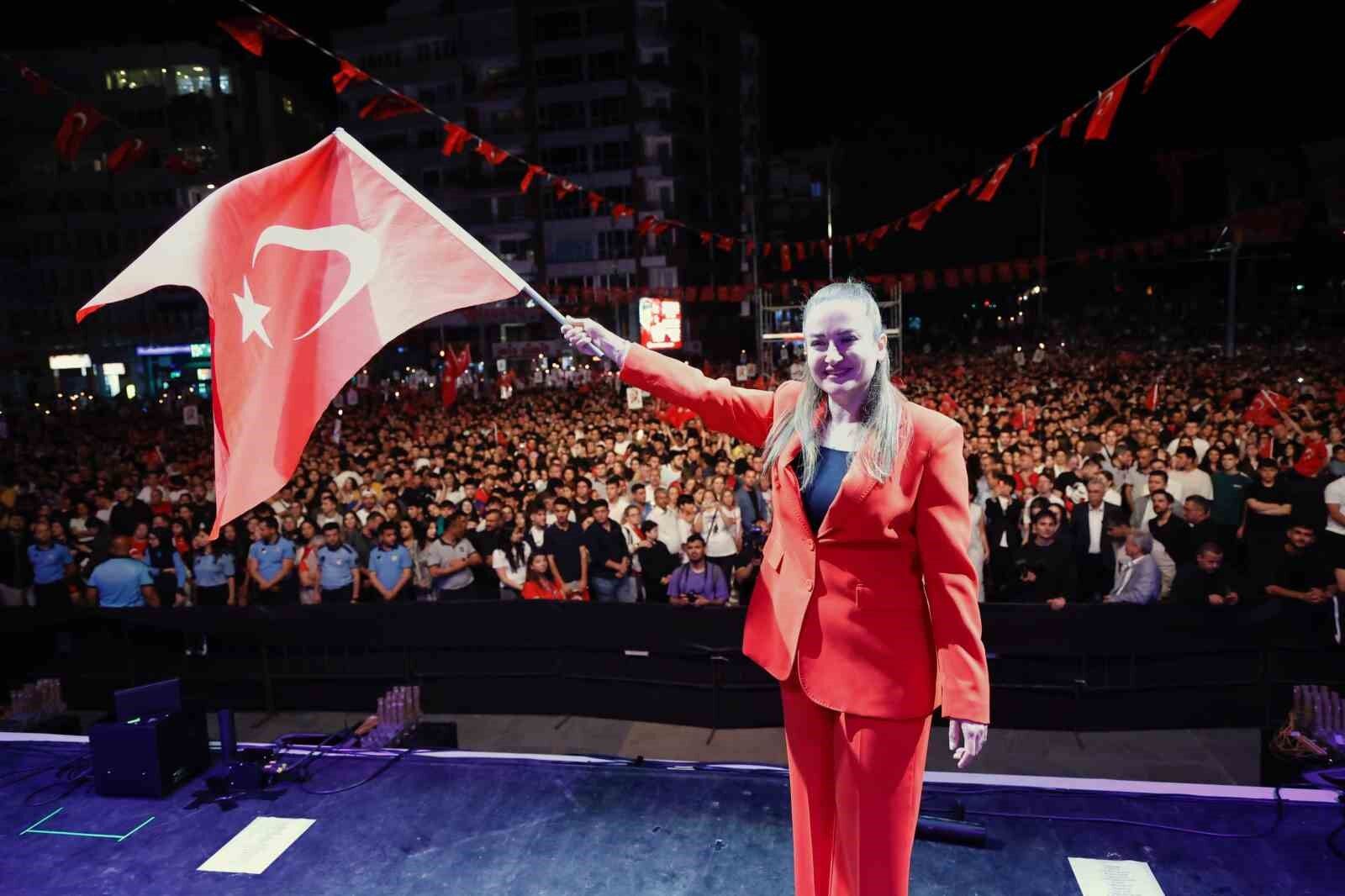 Büşra Özdemir: 'Atatürk'ün Samsun'da yaktığı meşale gençliğin gözlerinde parıldıyor'