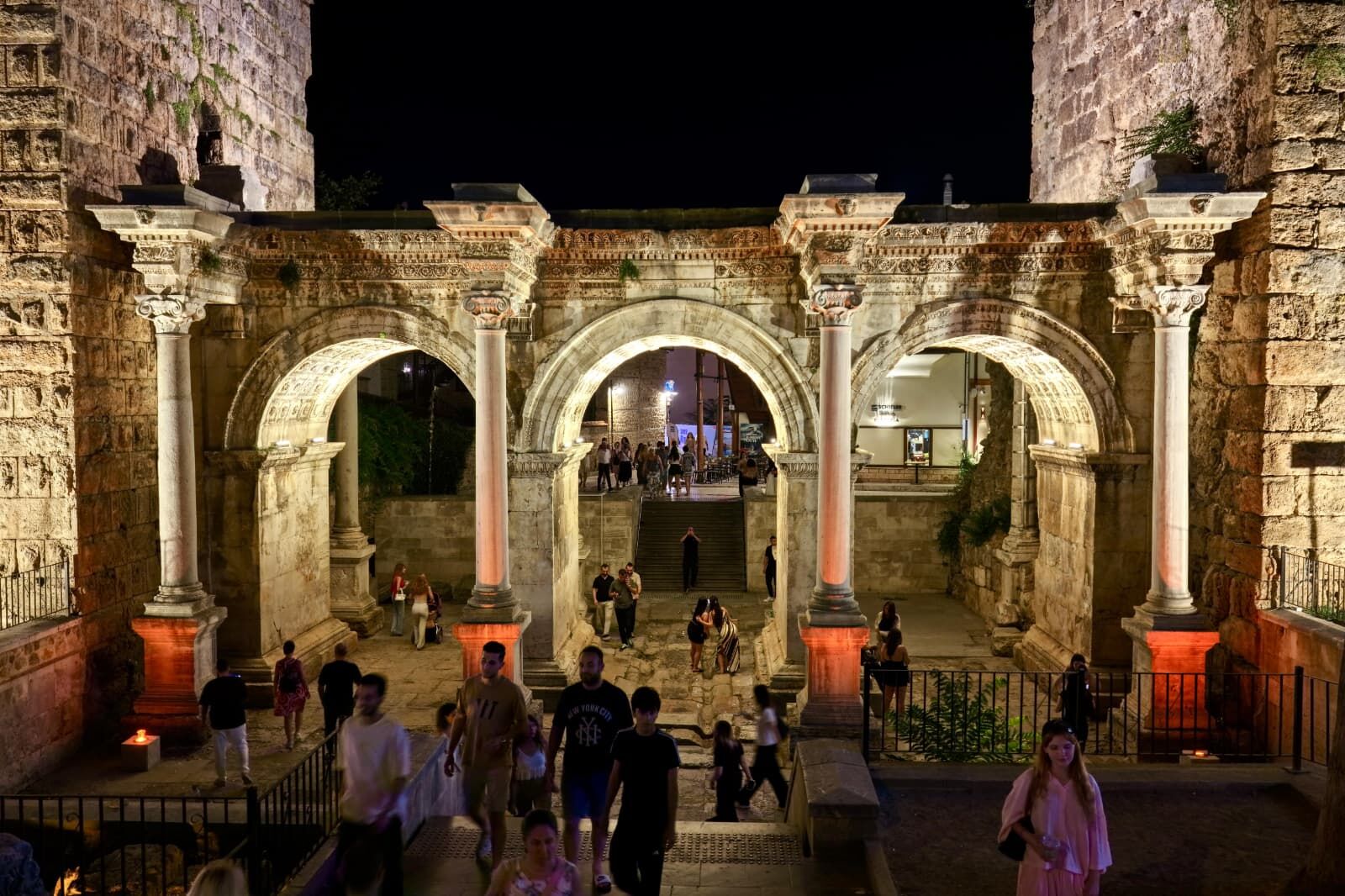 Hadrian Kapısı Yeni Işıklarıyla Göz Kamaştırıyor!