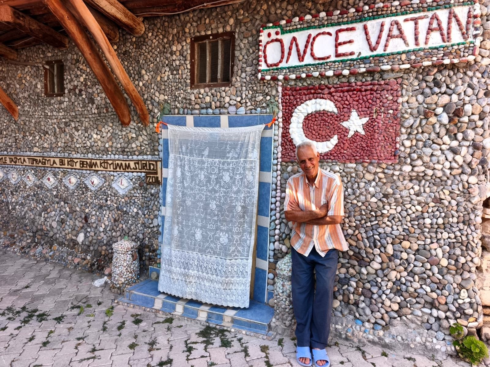 Nihat Amca Köyünü Sanat Eserine Çevirdi!