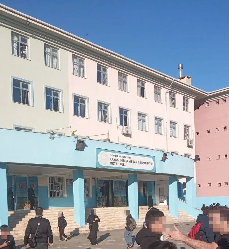 Okula Bıçaklı Saldırı Bir Öğrenci Hayatını Kaybetti