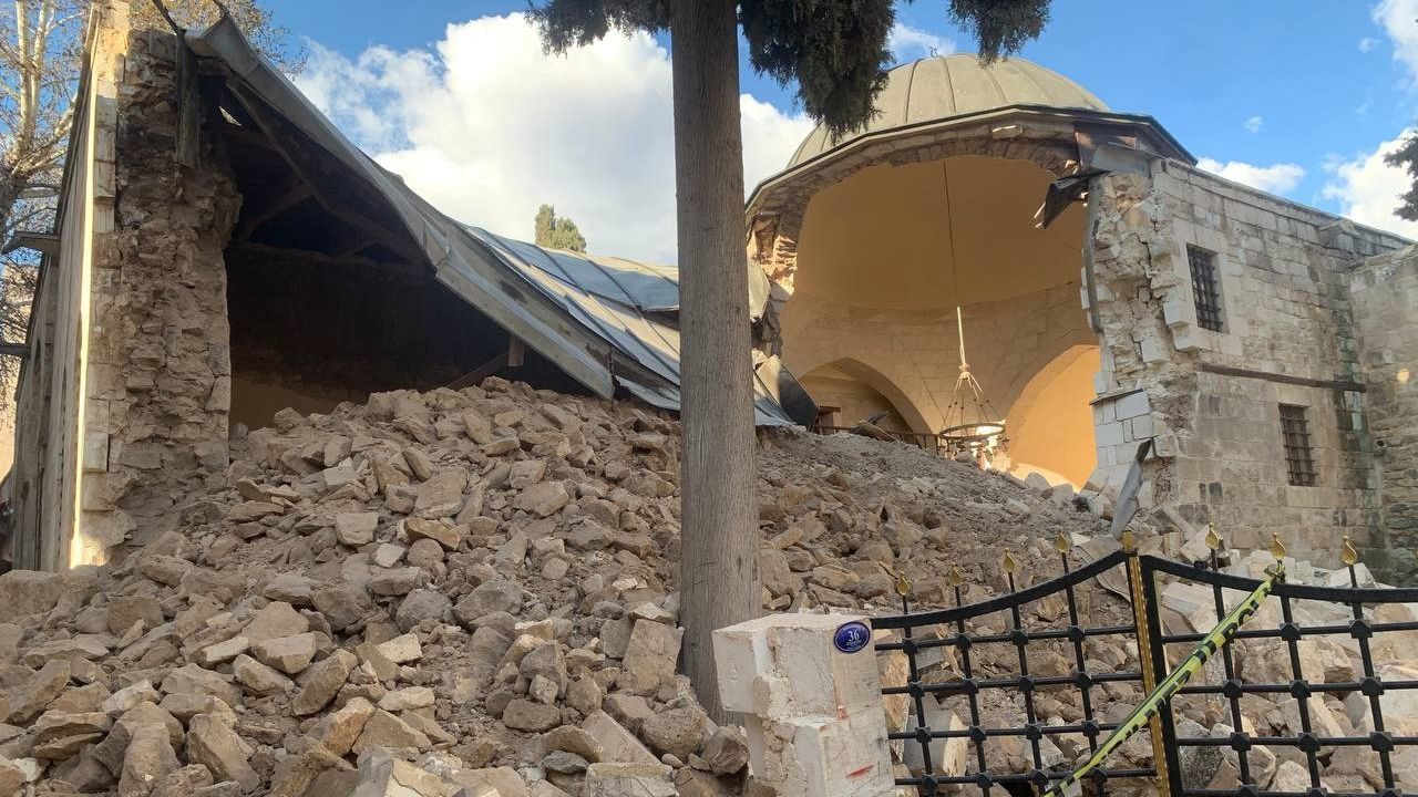 Kilis’te ağır hasarlı tarihi caminin duvarı çöktü