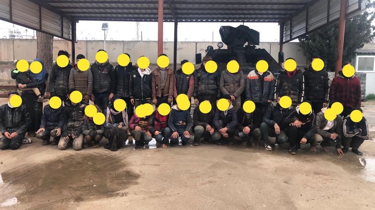 Kilis’te arazide toplu halde dolaşan 30 göçmen yakalandı