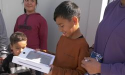 DEPREMZEDE ÖĞRENCİLERE TABLETLERİ TESLİM EDİLDİ