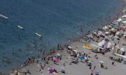 ANTALYA'DA PLAJLAR YAZ AYLARINI ARATMIYOR