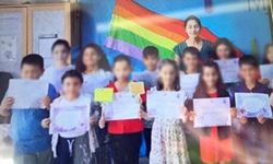 LGBT BAYRAĞI ÖNÜNDE RESİM ÇEKTİREN ÖĞRETMENE SORUŞTURMA
