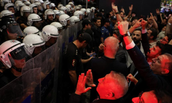 CHP İstanbul İl Başkanlığı önünde gerginlik