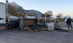 Eğirdir’de Tırlar Çarpıştı