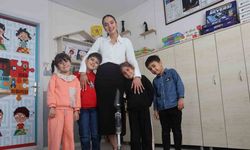 Enkazdan Kurtarılan Öğretmen Protez Bacağıyla Görevi Başında