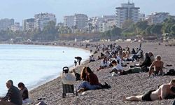 Antalya’nın gecesi kış, gündüzü yaz: "Akşam soba yaktık, gündüz güneşleniyoruz"