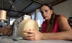 Evlatlarına ve Engelli Eşine Emeğiyle Bakıyor