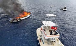 Kalkan açıklarında lüks teknenin alev alev yandığı anlar dronla görüntülendi