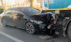 Otomobil yol süpürme aracıyla çarpıştı