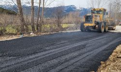 Andırın'da yoğun yağışlar nedeniyle bozulan yola sıcak asfaltla tamir