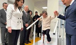 Depremzede Zeynep'ten Barbie'li Protez Bacağıyla Yeni Hayatına İlk Adım