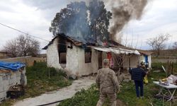 Kırıkhan'da müstakil ev alevlere teslim oldu