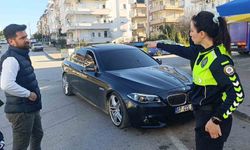 Manavgat'ta park halindeki otomobile çarpan motosikletli yaralandı