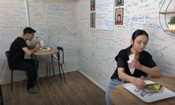 Konteynerdeki çiğ köftecinin duvarları 'duygu duvarı'na dönüştü