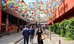 Renkli şemsiyelerle kaplı sokak, harabeye döndü