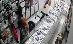 Birini satın aldı, diğerini çaldı: O anlar kamerada