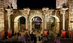 Hadrian Kapısı Yeni Işıklarıyla Göz Kamaştırıyor!