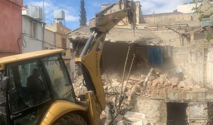 Kilis’te ağır hasarlı binaların yıkımı sürüyor