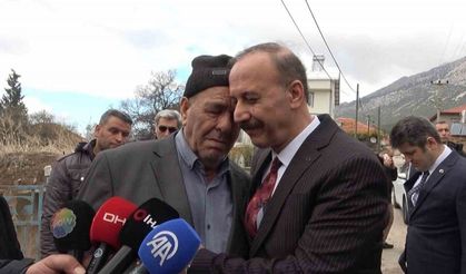 Kayıp baş arama çalışmalarında acılı baba, Vali Erin’e sarılarak gözyaşlarına boğuldu