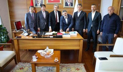 AK Parti'ye katılan Serik Belediye Başkanı Kumbul: 'Hemşehrilerimize en iyi hizmeti sunmak amacıyla yeni bir yol yürümeye karar verdim'