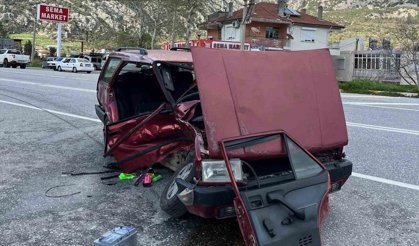 Akseki'de iki otomobil çarpıştı: 3 yaralı