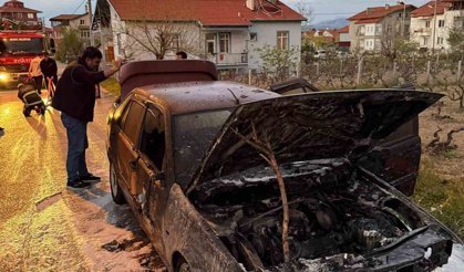 Motor kısmında çıkan yangın otomobili küle çevirdi