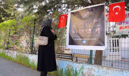 Saldırının Yaşandığı Okul Önünde Kur'an-ı Kerim Okuyup Gözyaşı Döktü