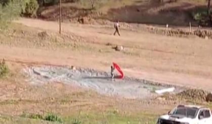 14 yaşındaki Yusuf, yere düşen bayrağı almak için piste koştu